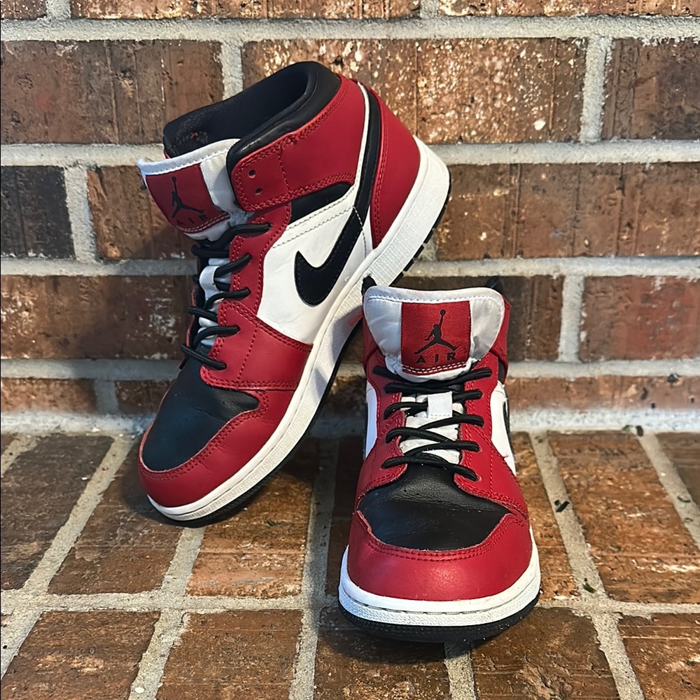Air Jordan 1 Mid GS 'Chicago Black Toe' youth 5.5